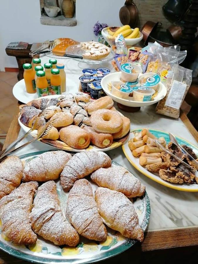 アジェーロラ Il Casale Del Generale Bed & Breakfast エクステリア 写真